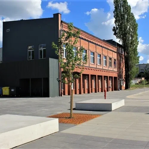 Jak betonowe płyty tarasowe odmieniają przestrzeń przydomową we Wrocławiu